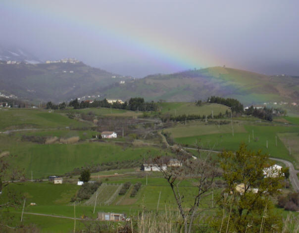 Vista di Ripalta con arcobaleno su Brittoli.